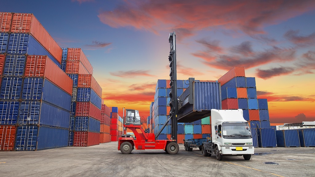 Die Digitalisierung unterstützt das Zusammenspiel der Akteure von intermodalen Transportabläufen, wie zum Beispiel bei der termingerechten Verladung von Containern von Lkws an einem Hafen.