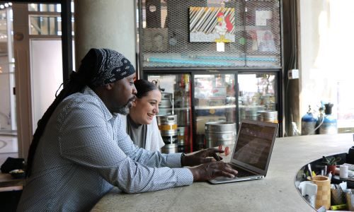Zwei Menschen am Laptop