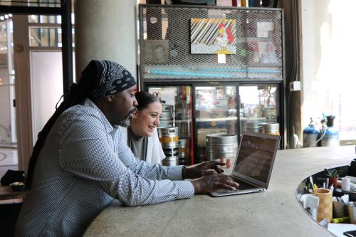 Zwei Menschen am Laptop